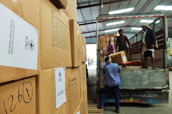  إحدى الفرق تقوم بتحميل الشاحنات بمساعدات طارئة للنازحين في الجوف ومأرب. اللجنة الدولية توزع المواد الغذائية والفرش ومستلزمات النظافة على النازحين في جميع أنحاء اليمن.