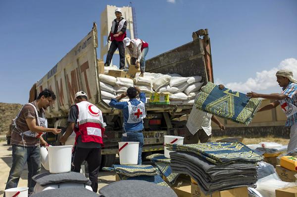  فريق من اللجنة الدولية والهلال الأحمر اليمني يقوم بتفريغ المواد الأساسية لتوزيعها على الأسر النازحة بسبب القتال في مدينة المودية.