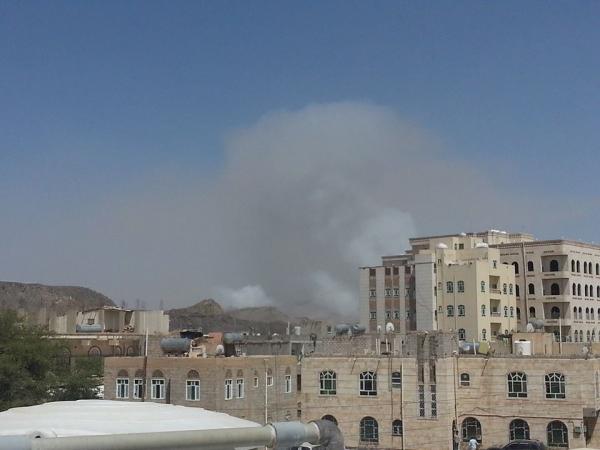 الطيران السعودي يقصف الآن معسكر الاستقبال والدفاع الجوي بشملان ومنطقة ضلاع (تفاصيل + صور)