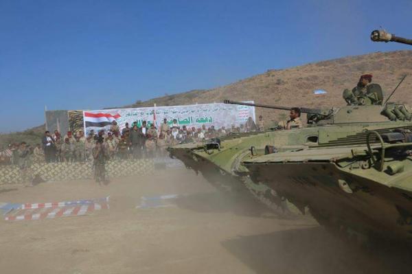 اليمن : شاهد بالصور عرض عسكري بالأسلحة الثقيلة اليوم لجماعة الحوثي في هذه المحافظة