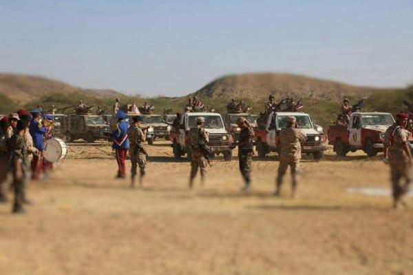 اليمن : شاهد بالصور عرض عسكري بالأسلحة الثقيلة اليوم لجماعة الحوثي في هذه المحافظة