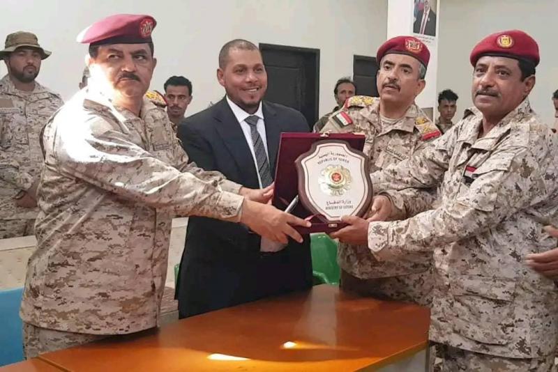 وزير الدفاع اليمني ورئيس هيئة الأركان يزورون يصلون إلى محافظة سقطرى وزير الدفاع اليمني ورئيس هيئة الأركان يزورون يصلون إلى محافظة سقطرى