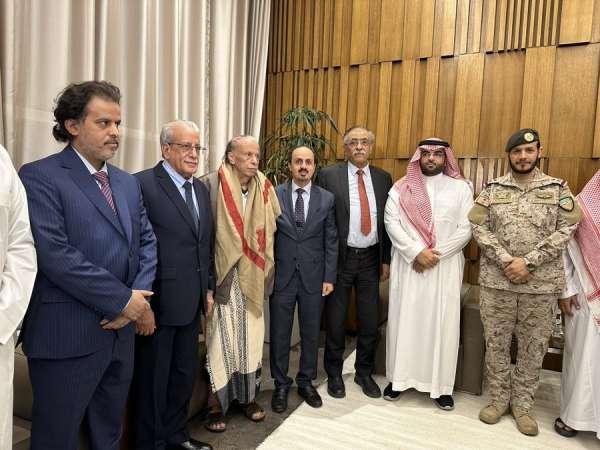 اللواء ناصر منصور هادي شقيق الرئيس السابق هادي يصل الرياض