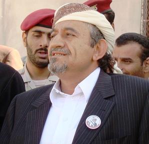 الشيخ صادق الأحمر : اقول للعلماء اقصد علماء السلطة .. يا عيباه .. ليش تتقلبوا ساع الحواني والرئيس سحب اموال البنك المركزي لحزبه